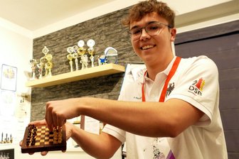 Langeweile auf dem Flughafen führt Zschopauer Talent bis zur Schach-WM - Mit diesem kleinen Schachspiel, gekauft auf einem Flughafen, nahm vor gut zehn Jahren die Laufbahn ihren Lauf, die John Heinrich inzwischen schon zahlreiche Pokale und Urkunden beschert hat.