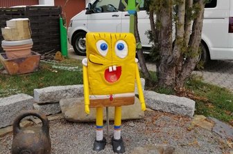 Langfinger greifen sich Spongebob aus Vorgarten - Diese Holzfigur der Nickelodeon-Serienfigur Spongebob ist aus eine Vorgarten in Kleinrückerswalde gestohlen worden.