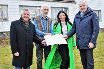 Langgehegter Wunsch kann nun erfüllt werden - Staatsminister Thomas Schmidt (r.) übergab an den Oederaner Bürgermeister Steffen Schneider (l.) und Ortsvorsteher Matthias Hillig (2. v. l.) einen Förderbescheid. Die Schönerstädter Landtagsabgeordnete Susan Leithoff hatte die Mittel beantragt.