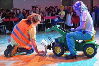 Langhennersdorf feiert Karneval - Im Programm des LKC wurde am Samstagabend Alex als angenagelter Klimakleber von Sandro "befreit".