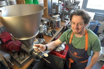 Langhennersdorf: Hofmanufaktur räumt Preise ab - Danilo Braun (Foto) aus Langhennersdorf hat mit den in seiner Hofmanufaktur vom Huttenberg hergestellten Speiseölen bei der Messe Wieselburg „Ab Hof“ mehrere Preise eingeheimst.
