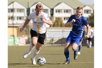 Langhennersdorfer Fußballer zerpflücken den Spitzenreiter - Vergangene Saison noch für den BSC Freiberg II auf Punktejagd: Hans Rudolph (l.) erzielte für den TSV gegen Lichtenberg einen Dreierpack.