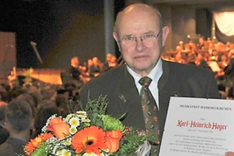 Langjähriger Bürgermeister und Ehrenbürger von Markneukirchen tot - Der Bürgermeister von Markneukirchen Andreas Rubner (rechts) ehrte den Altbürgermeister Karl-Heinrich Hoyer für sein Engagement.