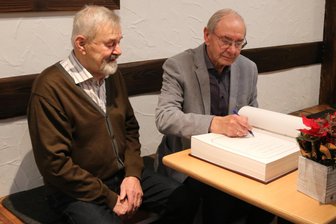 Langjährige Hausärzte im Erzgebirge gewürdigt – ein Mediziner arbeitet mit 84 Jahren immer noch - Wilhelm Görner (l.) und Wolfgang Göckritz haben sich ins Goldene Buch eingetragen.