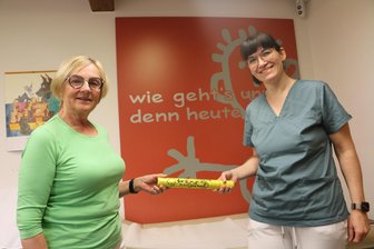 Langjährige Hausärztin aus dem Vogtland geht mit fast 70 Jahren in den Ruhestand: Was wird aus ihrer Praxis? - Dr. Gerlinde Richter (links) übergibt symbolisch den Staffelstab an Dr. Anett Sippel.