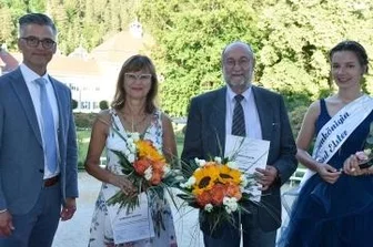 Langjährige Stadträte ausgezeichnet - Gabriele Seifert (zweite von links) gehört dem Stadtrat seit 30 Jahren an und Martin Schwarzenberg (zweiter von rechts) seit 20 Jahren. Außerdem im Bild: Brunnenkönigin Christel I. und Bürgermeister Olaf Schlott. 