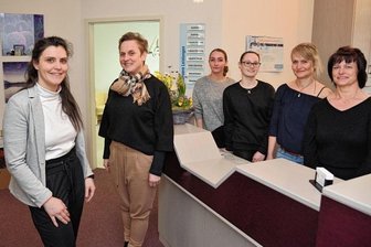 Langjährige Zahnärztin übergibt Praxis in Oelsnitz an Kollegin - Dr. Susann Bollmann (links) übernimmt die Zahnarztpraxis von Dr. SteffiKijowsky (zweite von links) in Oelsnitz. Mit im Team sind Kristin Steinel (dritte von links), Nancy Richter (vierte von links), Nicole Wunderlich (zweite von rechts) und Viola Herold (rechts). 