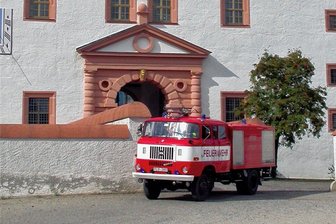 Langjähriger Direktor der Augustusburg: Wie Blätter bis zu acht Mal in einer Nacht falschen Alarm auslösten - Damals war das neue Löschfahrzeug für die Augustusburger in Dienst gestellt worden, an der Beschaffung hatte die Schlossverwaltung um Werner Sieber Anteil.