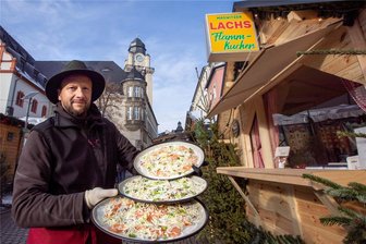 Langjähriger Händler auf Plauener Weihnachtsmarkt punktet mit neuer Schlemmerei - Auf Kundenwunsch kreierte man in der Teichforellenanlage in Magwitz einen warmen Snack: den Lachs-Flammkuchen. Mit dem Ergebnis ist Händler Rico Schramm durchaus zufrieden.