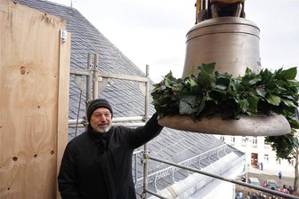 Langjähriger Oelsnitzer Pfarrer: Rettet die Kirchtürme von St. Jakobi! - Pfarrer Andreas Schlotterbeck an einer der vier neuen Kirchenglocken, die vor zwei Jahren in den Südturm der Jakobikirche in Oelsnitz eingebaut wurden.