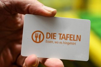 Langjähriger Spender zieht sich zurück: Zwickauer Tafel bangt um die Existenz - Eine Einkaufskarte mit der Aufschrift "Die Tafeln - Essen, wo es hingehört".