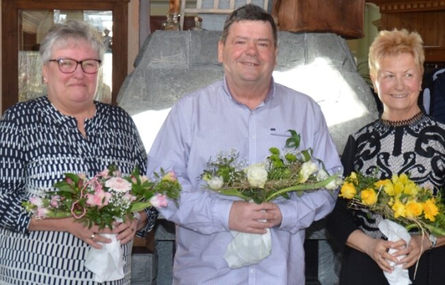 Langjähriges DRK-Trio nimmt Abschied - Die DRK-Bereichsleiter Silvia Vogel, Thomas Schreiber und Elke Lippold (v. l.) wurden in den Ruhestand verabschiedet. 