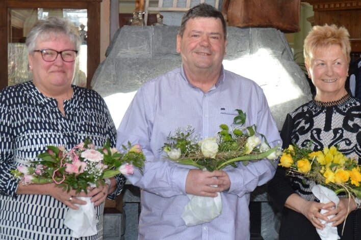 Langjähriges DRK-Trio nimmt Abschied - Die DRK-Bereichsleiter Silvia Vogel, Thomas Schreiber und Elke Lippold (v. l.) wurden in den Ruhestand verabschiedet. 