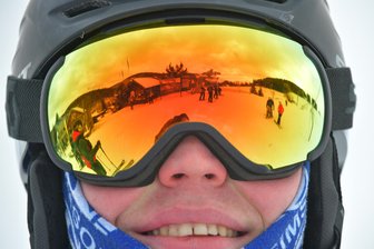 Langlauf- und Abfahrtsski in Mittelsachsen und im Erzgebirge - das sind lohnende Ziele fürs Wochenende - In der Skibrille dieses Skifahrers spiegelt sich der ganze Skihang von Holzhau.