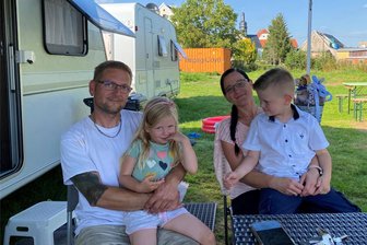 Langos zum Vorzugspreis in Irfersgrün: Warum in dem Vogtland-Dorf plötzlich Verkaufswagen und Wohnmobil stehen - Der Irfersgrüner Neuzugang ganz in Familie. Cathleen und Michael Hünniger mit ihren Kindern Pia und Justin – Pia geht ins Irfersgrüner Kinderstübchen, Justin ist Abc-Schütze in der Grundschule Hauptmannsgrün.
