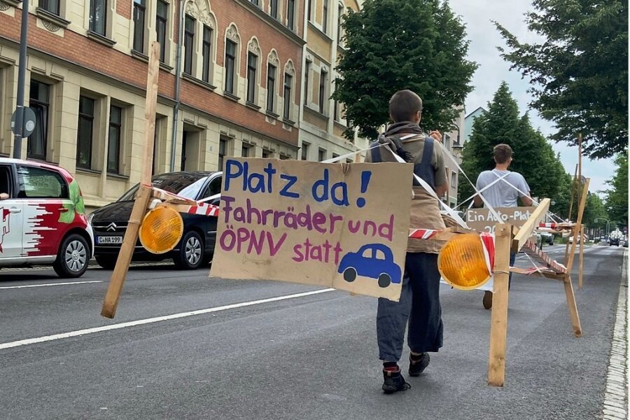 Langsamer Protest in Chemnitz: Warum "Gehzeuge" auf der Straße unterwegs waren - Protest für mehr ÖPNV und Fahrräder: Das Verkehrsbündnis Chemnitz machte am Samstag mit einer Aktion auf sich aufmerksam. 