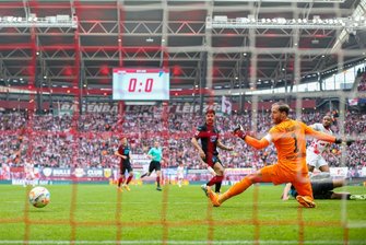 Langweile, Dominanz, Punkte: RB Leipzig siegt gegen Hoffenheim - Hoffenheims Torwart Oliver Baumann kann den Treffer zum 1:0 durch Leipzigs Christopher Nkunku (r) nicht verhindern.
