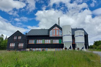Langzeitbaustelle des christlichen Freizeitheims auf dem Aschberg: Ein Termin weckt Zuversicht - Das im Bau befindlichen Christliche Freizeit- und Schulungsheim auf dem Aschberg. Für den 1. September ist dort ein Bau-Gottesdienst geplant. Einen Termin für die offizielle Eröffnung gibt es bislang nicht.