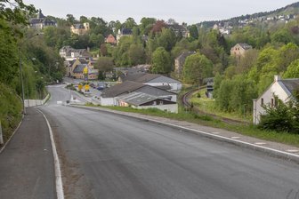 Langzeitbaustelle im Erzgebirge: Termin für Freigabe der B 101 steht fest - Seit mehr als zwei Jahren ist die B 101 im Bereich des Bahnhofsbergs in Annaberg-Buchholz gesperrt. In dieser Woche soll sie dort mit Einschränkungen wieder für den Verkehr freigegeben werden.