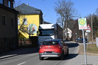 Langzeitsperrung der S 268 in Neudorf: Ampel soll Verkehr für Grundschüler regeln - Wegen der Sperrung der S 268 wird eine Ersatzhaltestelle für den Schülerverkehr eingerichtet.