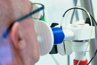 Langzeitstudie: Männer haben bei Corona höheres Sterberisiko - Lungenfunktionstest bei einem Corona-Patienten: Wird der Wert wieder so gut wie vorher? 