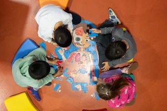 Langzeitstudie zur Gesundheit von Kita-Kindern: „Ergebnisse sind Alarmzeichen“ - Kinder der Kita „Prohliser Spatzennest“ in Dresden machen ein Puzzle, das nach Erkenntnissen der Gesundheitsstudie entwickelt wurde.