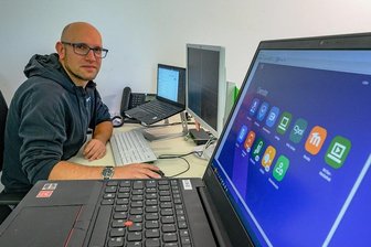 Laptops für sächsische Lehrer: Geld ist da, Technik dauert - So gut wie alle Lehrer in Sachsen erhalten in den kommenden Monaten Dienst-Laptops. Mit Martin Löffler hat die Stadt Limbach-Oberfrohna einen eigenen IT-Administrator für die Geräte eingestellt. Vielfach müssen sich die Lehrerinnen und Lehrer aber noch gedulden. 