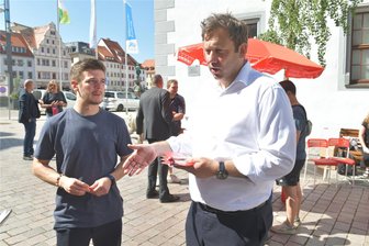 Lars Klingbeil auf Stippvisite in Freiberg - SPD-Bundeschef Lars Klingbeil (r.) kam auch mit Alexander Geißler von der SPD Mittelsachsen ins Gespräch.