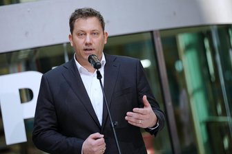 Lars Klingbeils Flucht nach vorn - Vizekanzler Lars Klingbeil muss die Wahlniederlage seiner Partei in Rheinland-Pfalz verdauen. Entschlossene Politik im Bund soll neues Vertrauen schaffen.