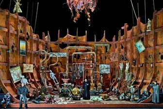 Lasche Bayreuth-Premiere: Zur Therapie in einer Rumpelkammer der Erinnerung - Wimmelbild mit versteckten Interpreten: Bühnenbild der neuen Inszenierung von „Tristan und Isolde“ in Bayreuth.