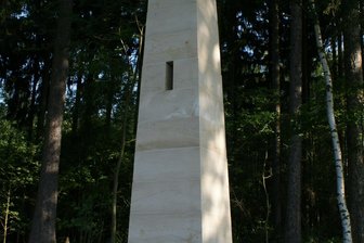 Lasershow an der Chemnitzer Meridiansäule - Der Meridianstein mit dem Guckloch entlang des 13. Längengrades.