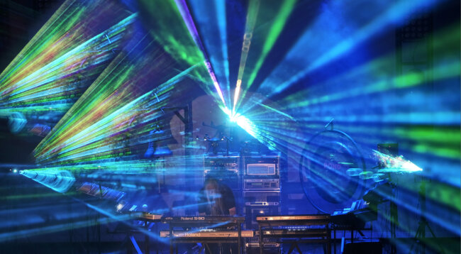 Lasershow, Saitenhexer und tolle Stimmen - Wolfgang "Paule" Fuchs entführte mit dem elektronischen Instrumentalrock von Pond in die Weiten des Universums. Dafür war extra eine Lasershow im Neuberinhaus aufgebaut worden. 