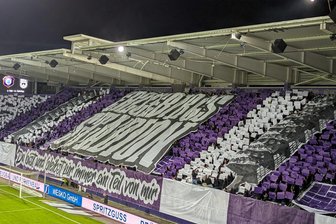 Lasershow über das Erzgebirgsstadion soll Fans von Erzgebirge Aue verzücken - Auch mit der Choreographie vor dem Heimspiel gegen Ulm bekannten sich die FCE-Fans zum Erzgebirgsstadion.