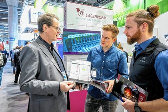 Laservorm Altmittweida: Energiekrise bestimmt auch die Fachmesse - Auf Fachmesse "Formnext" kam Sven Bochmann von Laservorm mit den Besuchern Philip Kettemer und Christian Hugel (v. l.) ins Gespräch.