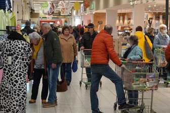 Lassen jetzt alle die Masken fallen? - Momentaufnahme im Zwickauer Globus-Markt: Die meisten Kunden verzichten auf die Maske, etwa ein Drittel trägt sie weiterhin. 