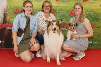 "Lassie" auf der Leinwand: Interview mit Filmtier-Trainerin Renate Hiltl - Die Tiertrainerinnen Leoni Hillinghäuser, Renate Hiltl und Farina Klause mit Lassie und Pippa bei der Premiere in Köln zu "Lassie - Ein neues Abenteuer".
