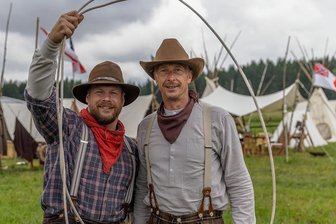 Lasso-Werfen und Goldwäsche: Der Wilde Westen im Erzgebirge - Die Investoren Tonio Werl und Andreas Hofmann hoffen auf einen baldigen Baustart für die neue Westernstadt "Old Miners Creek" bei Geyer. Vorbereitende Verfahren sind weit gediehen. Am Wochenende finden zum zweiten Mal Miners Trail Days auf dem künftigen Gelände statt.