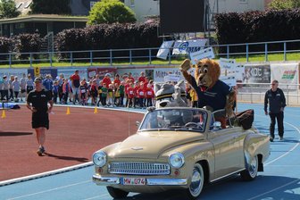 Lasst die Spiele beginnen: 5000 junge Sportler kämpfen wieder um Punkte, Meter und Sekunden - Der Einmarsch der jungen Athleten ist ein Höhepunkt bei der Eröffnung.