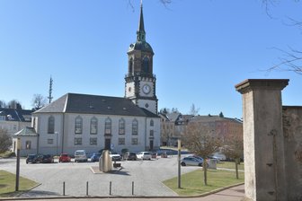 Lasst uns einen Faden spinnen: Kulturverein Frauenstein setzt Vortragsreihe fort - In Frauenstein, hier die Kirche, läuft auch 2025 die Vortragsreihe „Lasst uns einen Faden spinnen“.
