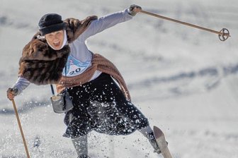 "Lasst uns in Nostalgie schwelgen!" - Romanek Nepozitek aus Boží Dar machte im Pelz 2022 eine gute Figur auf seinen alten Holzlatten.