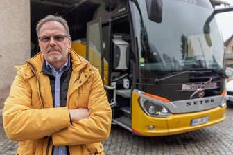 Last der hohen Spritpreise setzt Unternehmer im Erzgebirge unter Druck - Die Kostenexplosion bei Spritpreisen hat gravierende Folgen für Bus-Unternehmer wie Udo Burkert aus Sehma. Sie trifft sie in einer ohnehin angespannten Lage durch Auswirkungen der Pandemie. Er rechnet damit, dass das für einen Teil der Firmen in der Branche existenzgefährdend wird. 