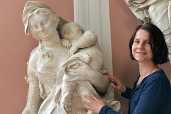 Last-minute-Ideen für den Muttertag: Sieben Tipps für Kultur, Ausflüge & Co. in Mittelsachsen - Zum Muttertag zeigt Jana Tschapek im Freiberger Dom die Schwesterngruft in der Grablege mit einer Darstellung von Mutter und Kindern.
