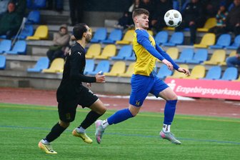 Last-Minute-Sieg und 14-Tore-Spektakel: Sachsenklasse-Kicker aus dem Erzgebirge erleben verrückten Rückrundenauftakt - In der 47. Minute traf der Annaberger Quentin Schubert (am Ball) gegen Irfersgrün zum 2:2-Ausgleich.