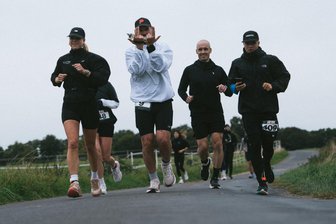 „Last Soul Ultra“: Ello ist raus, Kim Gottwald gewinnt den krassesten Ultramarathon Deutschlands - Rennen, bis es nicht mehr geht. Tagelang sind einige Teilnehmer des "Last Soul Ultra" unterwegs. Hier noch gutgelaunt kurz nach dem Start.