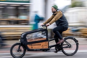 Lastenfahrradverleih läuft als Test an - Dieses Bild wird es in diesem Jahr im Leipziger Süden häufiger geben, hier startet im Juli ein Lastenfahrradverleih. Ernst Schäfer ist der Mitbegründer des Lastenradverleihs "Rädchen für alles" in Oldenburg.