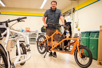 Lastenfahrräder aus Kriebethal: Enthusiasten schrauben selbst - Lastenradhersteller Clemens Kircher setzt in Kriebethal auf Lastrad-Liebhaber, die ihre Cargo-Bikes ohne E-Motor fahren wollen und gern selbst noch Veränderungen vornehmen. Die Lenkung der Räder, die er entwickelt hat, ist aufgrund der Geometrie und des Gewichts der Räder auch für Anfänger geeignet.