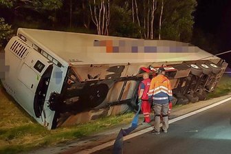 Laster an Zufahrt zu A72-Rastplatz Großzöbern umgekippt -