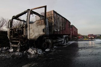 Laster auf A4 in Flammen - 