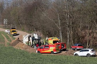 Laster auf Baustelle in Wüstenbrand umgekippt - 