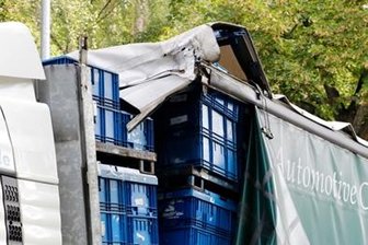Laster bleibt an Brücke hängen -